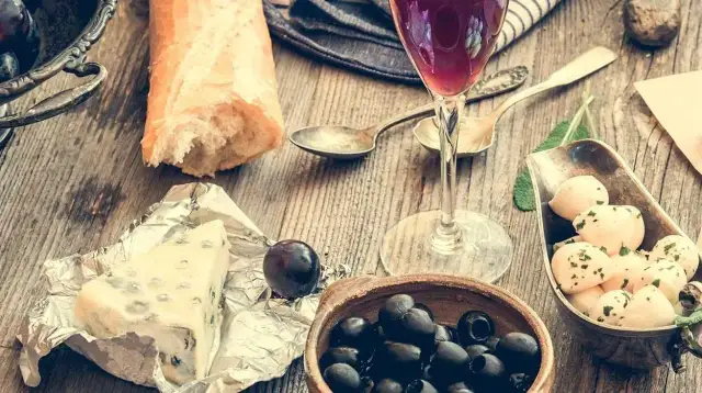 Jakie przekąski do grzanego wina? Odkryj idealne połączenia smaków