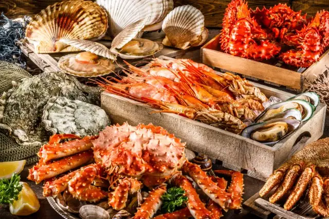 Krewetki to owoce morza? Definicja, klasyfikacja i przepisy