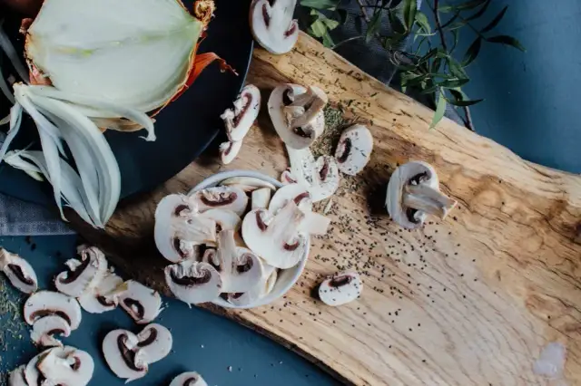 Jak długo gotować pieczarki do sałatki, aby były idealne?