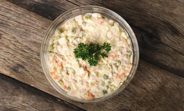 Sałatka jarzynowa skąd pochodzi? Poznaj jej zaskakującą historię