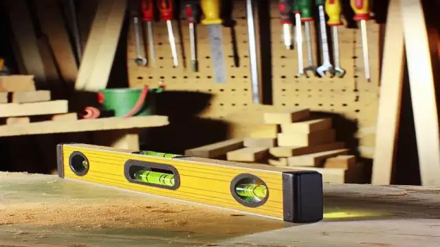 Poziomica: Do czego służy? Zastosowania, rodzaje i porady