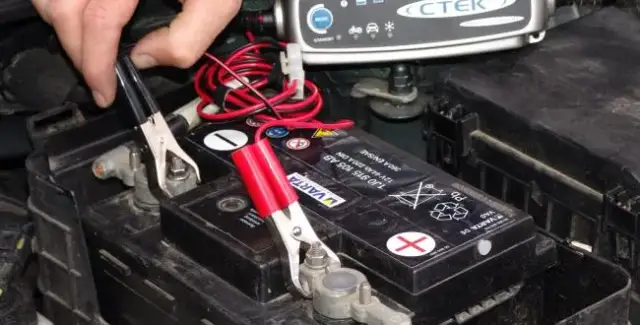 Jak podłączyć prostownik samochodowy, aby uniknąć uszkodzenia akumulatora