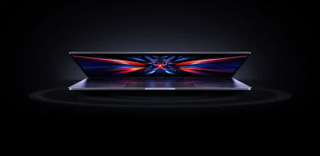 Elegancki laptop z dynamiczną tapetą na ekranie. Zastanawiasz się, ile kosztują laptopy z taką mocą?