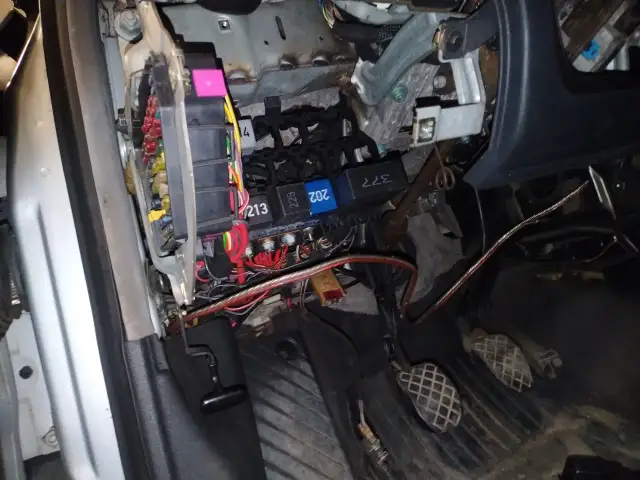 Bezpieczniki Audi A4 B5 - Gdzie są i jak je łatwo znaleźć