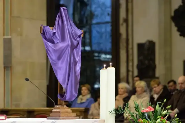 Ile świec na ołtarzu? Poznaj tajemnice liturgii katolickiej
