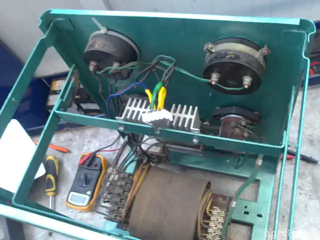 Prostownik selenowy czy diodowy? Wydajność i bezpieczeństwo!