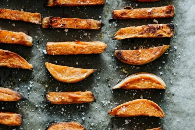 Ile piec frytki z batatów? Przepis na idealną chrupkość!
