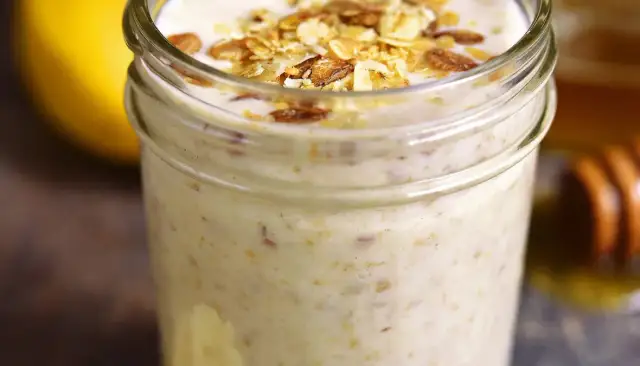 Zdrowe koktajle na śniadanie z płatkami owsianymi, które sycą