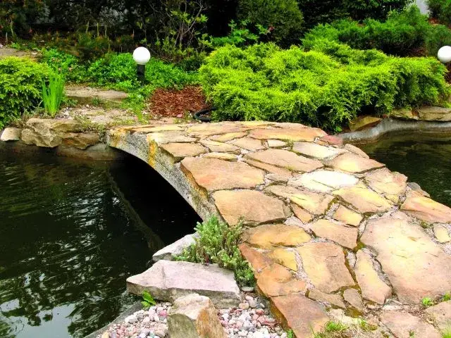 Jak zrobić mostek na działkę - proste kroki i cenne wskazówki