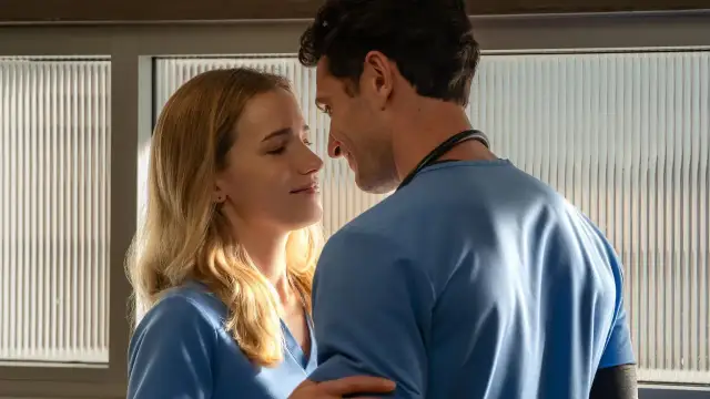 Para, która poznała się w pracy, w jednym dniu serialu, patrzy na siebie z czułością.