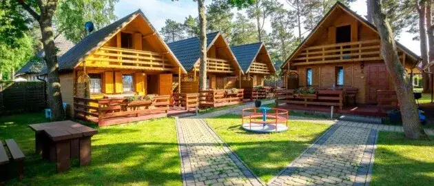Noclegi nad Bałtykiem: Ceny (80-700 zł) i sposoby na oszczędności.