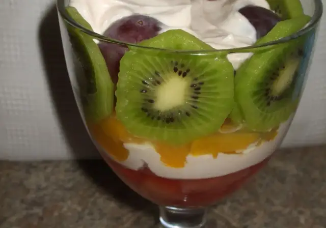 Deser galaretka i bita śmietana: Przepis, triki, wariacje na sukces!