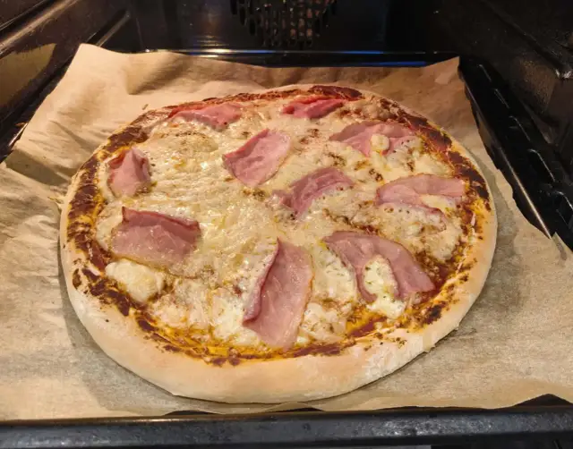 Pizza jak z pizzerii przepis - prosta receptura na idealne ciasto
