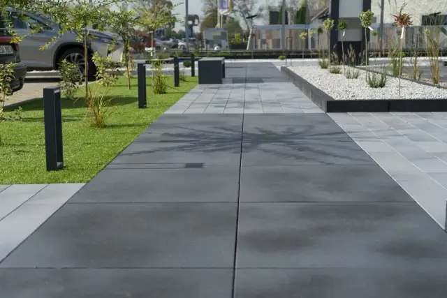 Podjazd beton czy kostka: co wybrać, aby uniknąć kosztownych błędów?