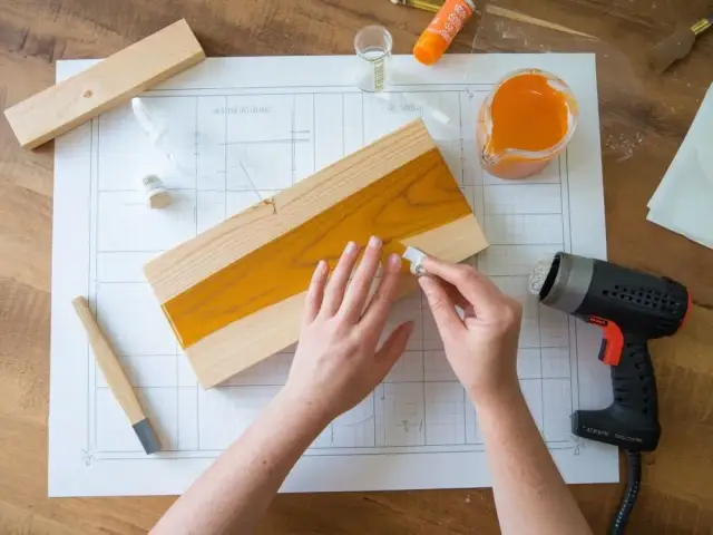 Jak zrobić stół z drewna i żywicy epoksydowej - krok po kroku bez błędów