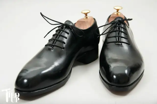 Luksusowe buty męskie: Przewodnik po markach, stylu i pielęgnacji