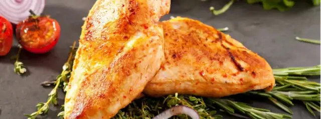 Jak upiec soczystą pierś z kurczaka w rękawie bez wysiłku i wysuszenia