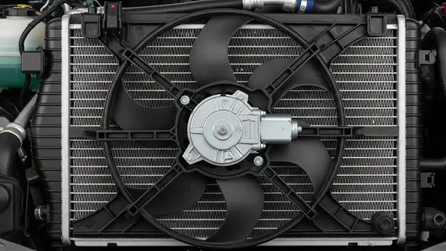 Przegrzewa się silnik? Rozpoznaj objawy uszkodzonego wentylatora