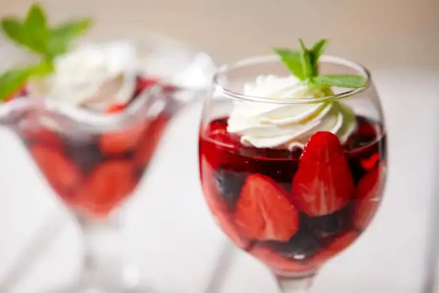 Szybkie desery w 5 minut: Zaskocz gości "z niczego"!