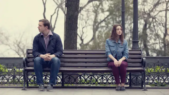 Samotność w związku objawy – jak je rozpoznać i co z tym zrobić