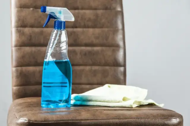 Skuteczne sposoby na to, czym wyczyścić krzesła z ekoskóry