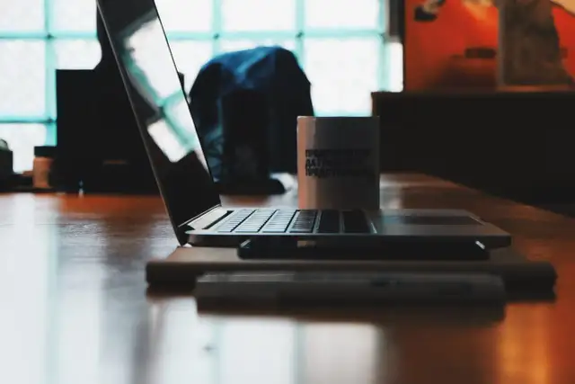 Jak wygasić ekran laptopa bez usypiania? Szybkie sposoby