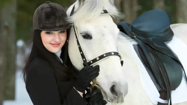 Ochrona głowy w jeździectwie: jak uniknąć poważnych urazów?