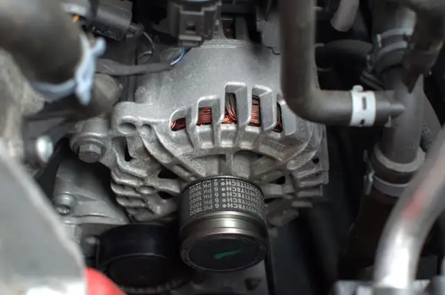 Zauważasz objawy zwarcia alternatora? Sprawdź, co robić, by uniknąć awarii