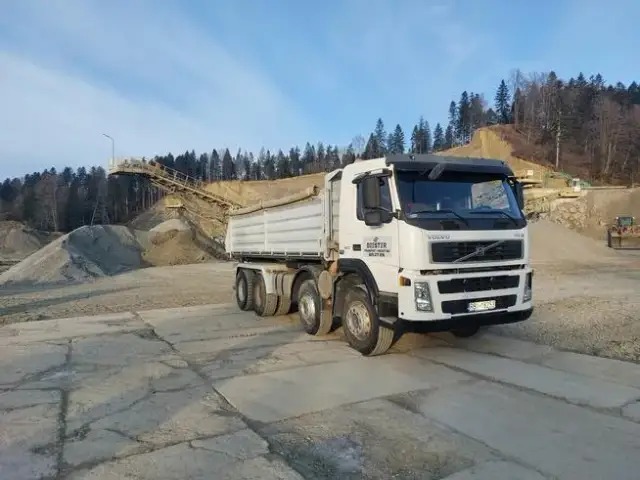 Ile kosztuje wywrotka żwiru? Sprawdź ceny i ukryte koszty transportu