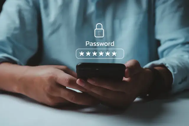Ręce trzymające smartfon z widocznym polem do wpisania hasła. Szukasz, gdzie znaleźć hasło do hotspotu?