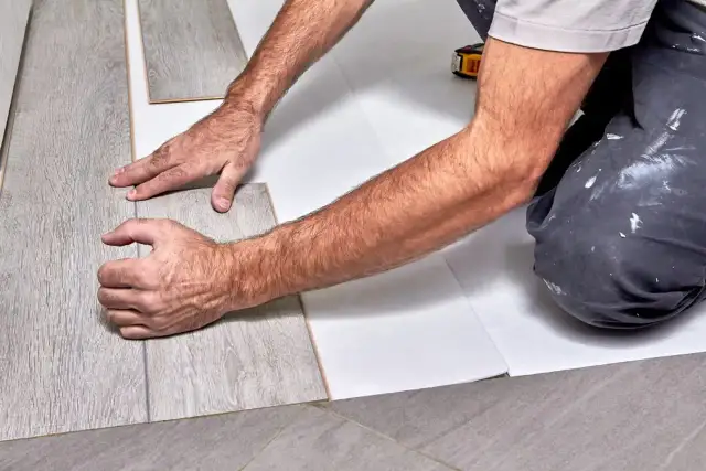 Jak kłaść panele winylowe samoprzylepne? Poradnik DIY