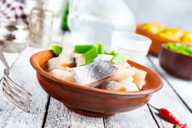 Czy można zamrozić sałatkę śledziową? Poznaj prawdę!