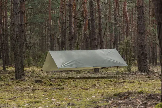 Jak zabezpieczyć namiot przed wiatrem i uniknąć jego zniszczenia