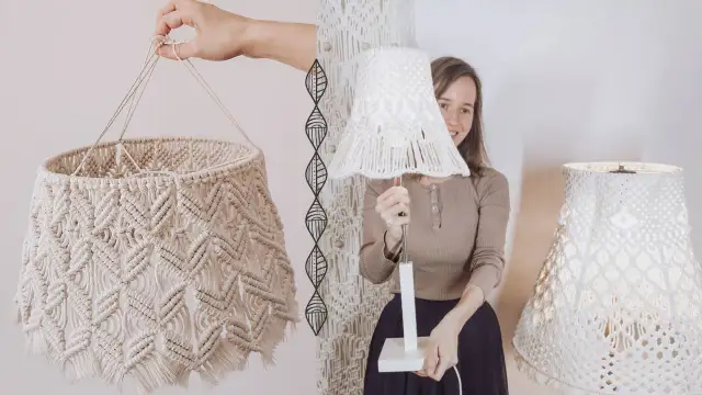 Kobieta pokazuje, jak zrobić abażur ze sznurka. Widać gotowe makramowe klosze lamp.
