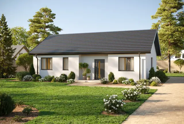 Nowoczesny biały dom jednorodzinny z szarym dachem, otoczony zielonym ogrodem z krzewami i drzewami.