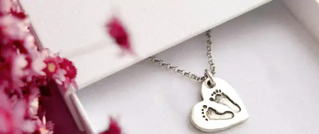 Rodowana biżuteria: Jak bezpiecznie czyścić i przywrócić jej blask?