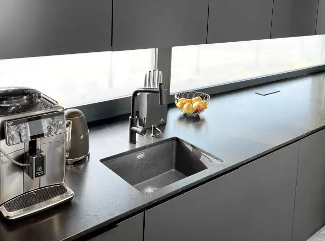 Zlew granitowy czy stalowy - który wybór oszczędzi Twój czas i pieniądze?