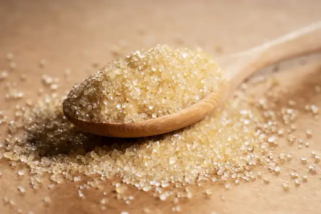 Ile kalorii ma cukier trzcinowy? Zaskakujące fakty o jego kaloryczności
