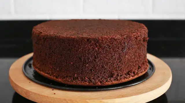 Niezawodny biszkopt czekoladowy: Koniec z opadaniem i zakalcem!