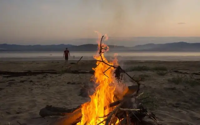 Czy można robić ognisko na plaży? Sprawdź przepisy i zasady bezpieczeństwa