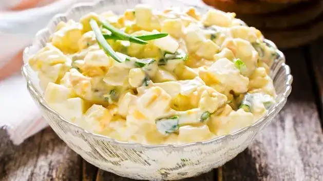 Idealne sałatki do kurczaka, które zachwycą Twoich gości