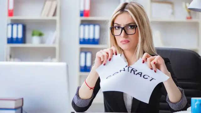 Zdeterminowana kobieta zrywa umowę, symbolizując rozwiązanie umowy leasingu przed upływem 2 lat.