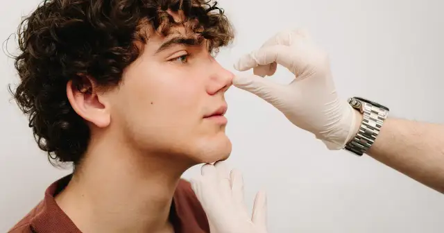 Jak wyrwać włosy z nosa? Bezpieczne metody i ryzyko infekcji.