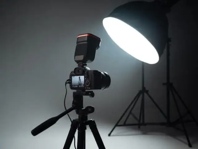 Jak zsynchronizować lampę z aparatem? Opanuj błysk i rób lepsze zdjęcia