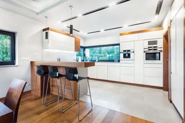 Jaką podłogę do kuchni z salonem wybrać, aby uniknąć problemów?