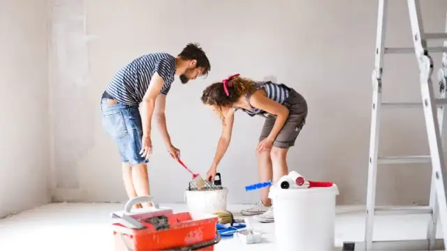 Ile farby na mieszkanie 50 m2? Oblicz dokładnie, uniknij strat