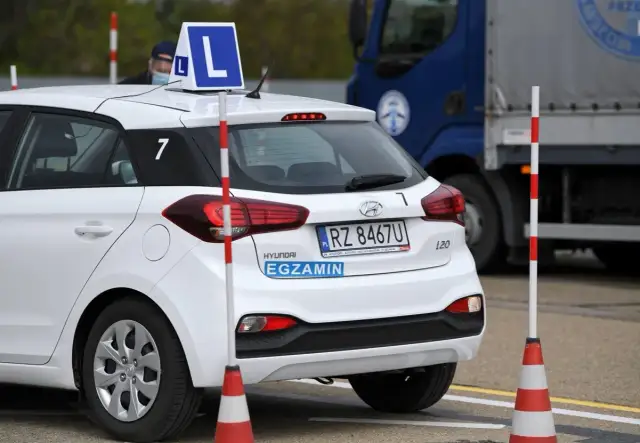Czy można zdać egzamin na prawo jazdy przed 18? Sprawdź, co mówią przepisy!