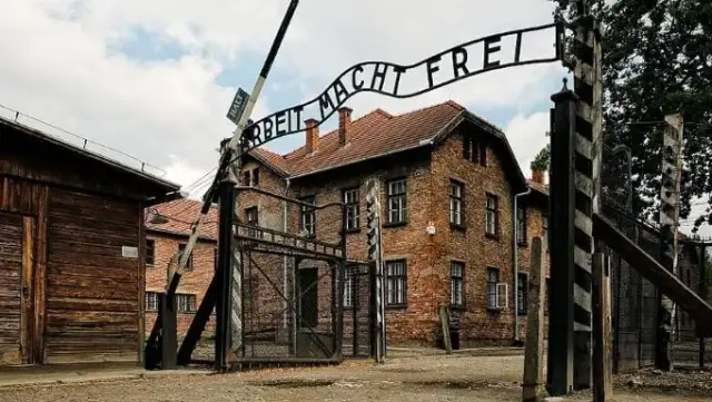 Czy Auschwitz i Oświęcim to to samo? Odkryj ważne różnice