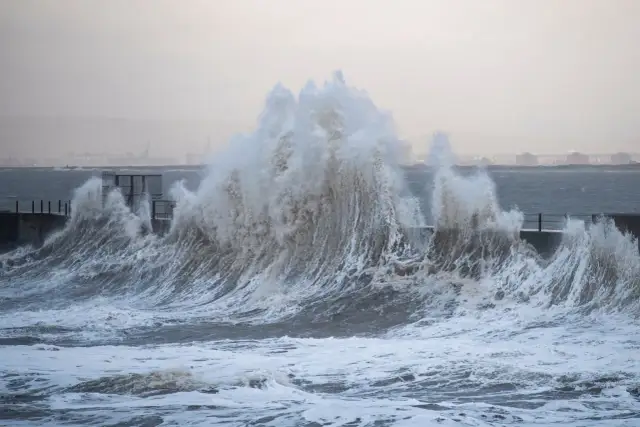 Kiedy Bałtyk sztormuje? Przewodnik po sezonach i sile zjawisk