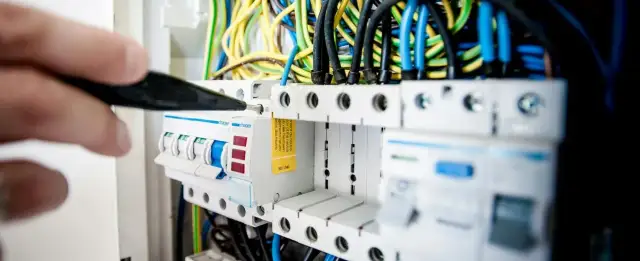 Ile trwa kurs na elektryka? Poznaj czas trwania różnych szkoleń